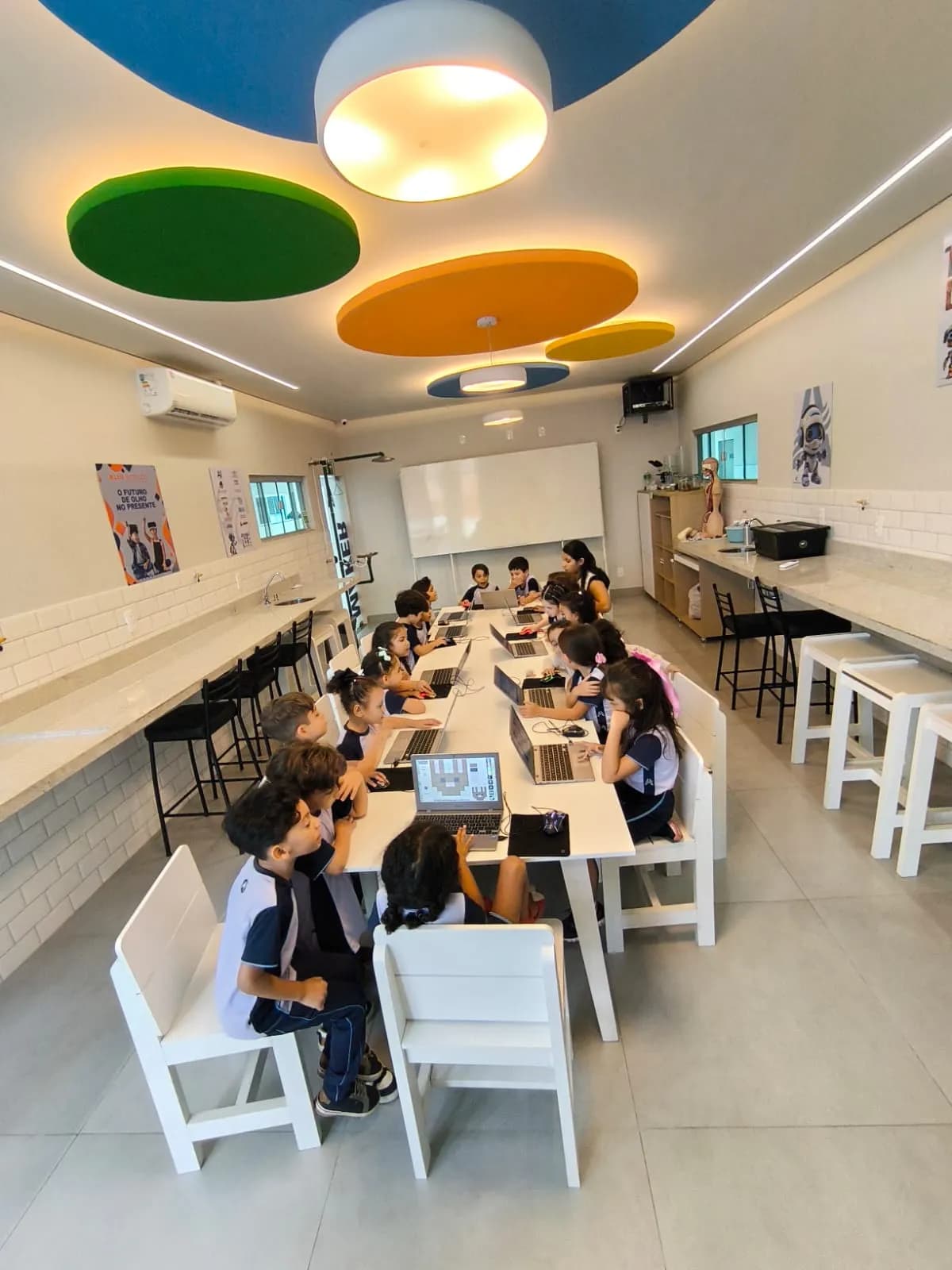 Professor guiando alunos em atividades STEAM